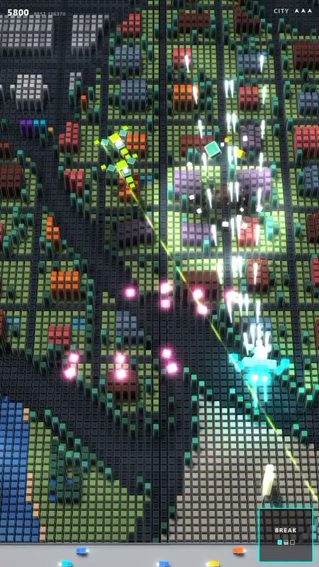 Minimal Raid: hochkant auf dem Handy über der Stadt.